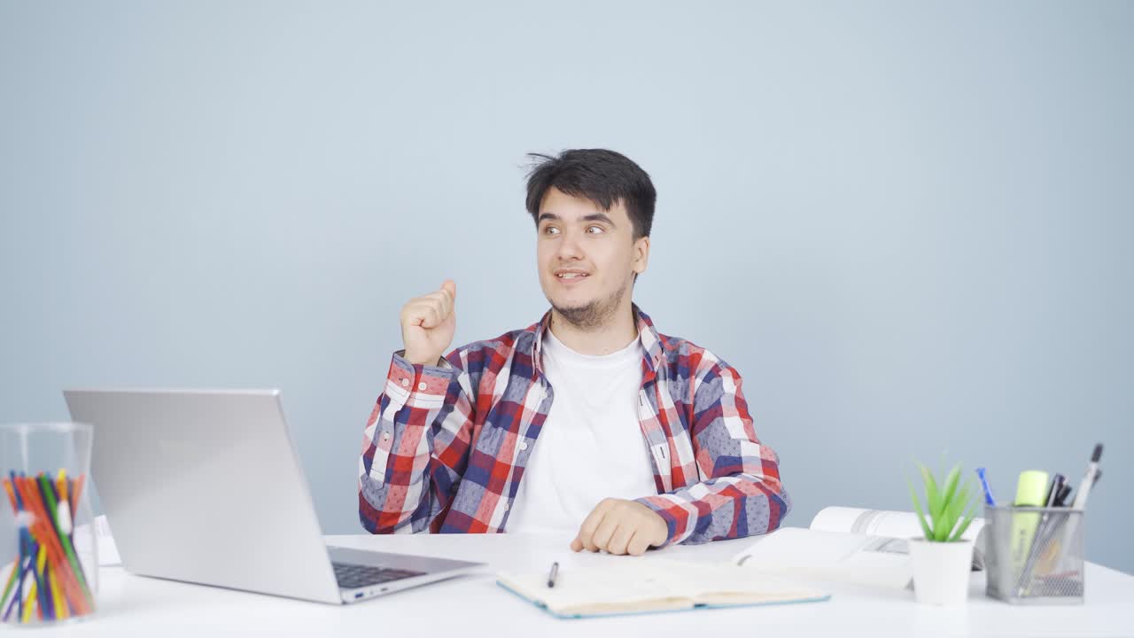 un hombre pensante se le ocurre una gran idea.