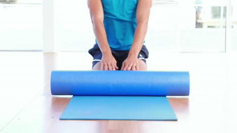 paciente de fisioterapia que utiliza rodillos de espuma