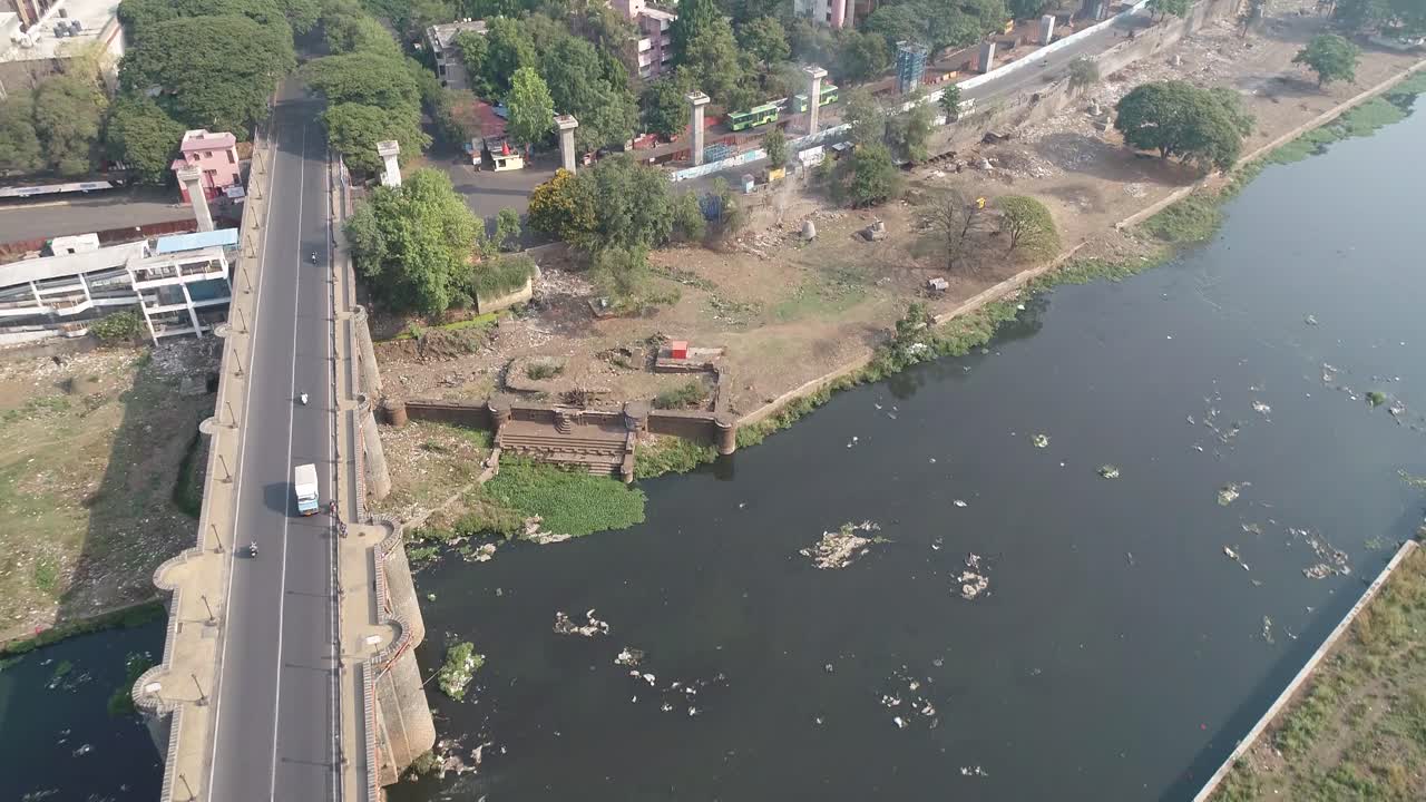 vista aérea de un puente sobre un río en una ciudad