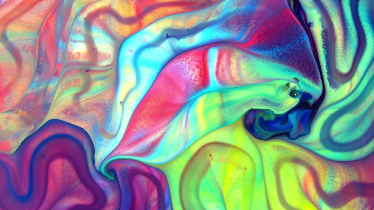 colores abstractos extendiendo pintura girando y estallando