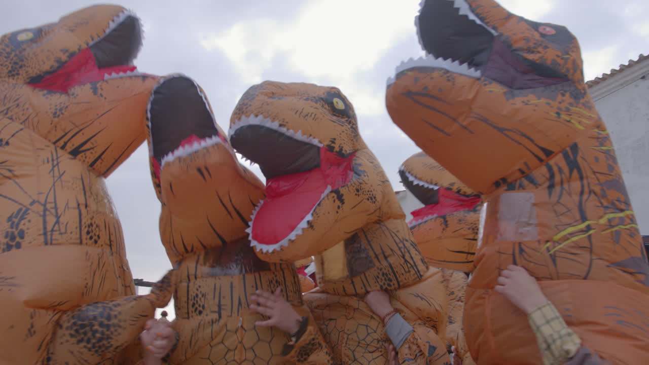 traje de dinosaurio con baile de mujer en la calle en la ciudad de nazare, portugal