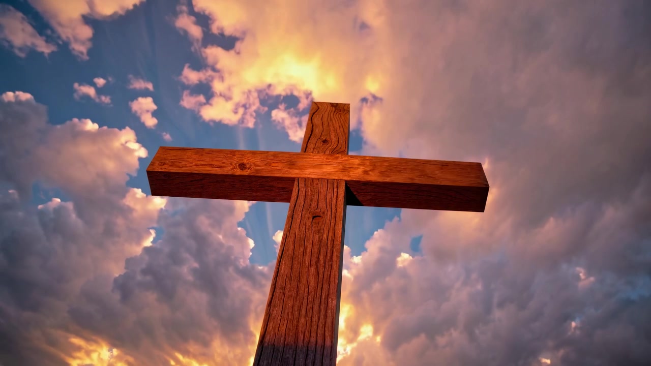Croce di legno contro un cielo drammatico al tramonto