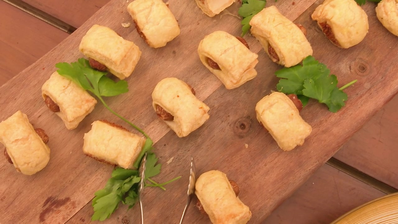 Deliziose polpette su sfondo di legno