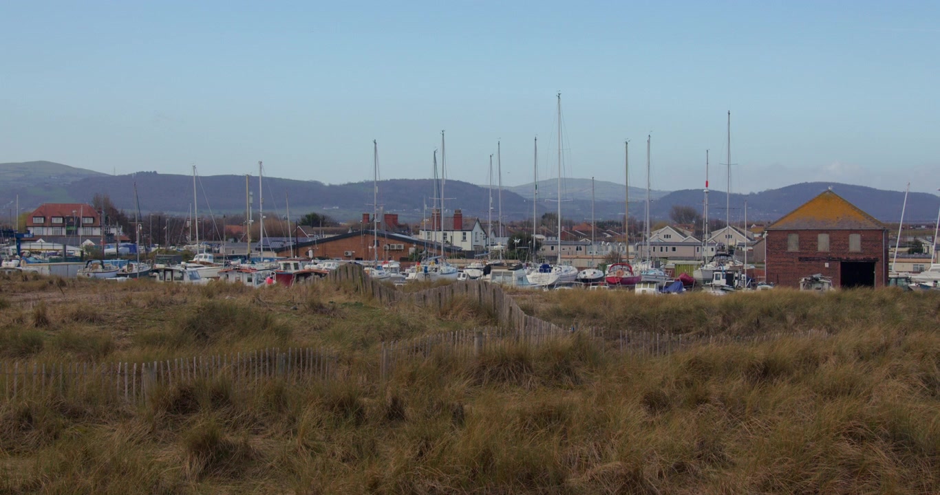 Totaalbeeld van boten en jachten op het land bij natuurreservaat Horton's Nose en de haven van Rhyl