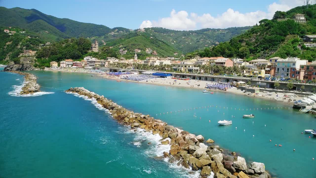 바다 근처 의 도시 의 공중 전망 4k