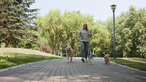 Junge-Frau-Mit-Haustieren-Im-Park