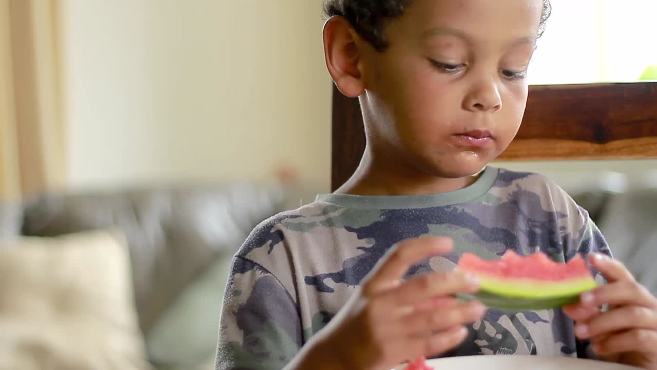 Bambino che mangia anguria rossa e dolce - filmato di repertorio