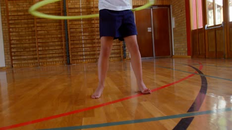 escolar jugando con un anillo en el gimnasio de la escuela en la escuela primaria 4k