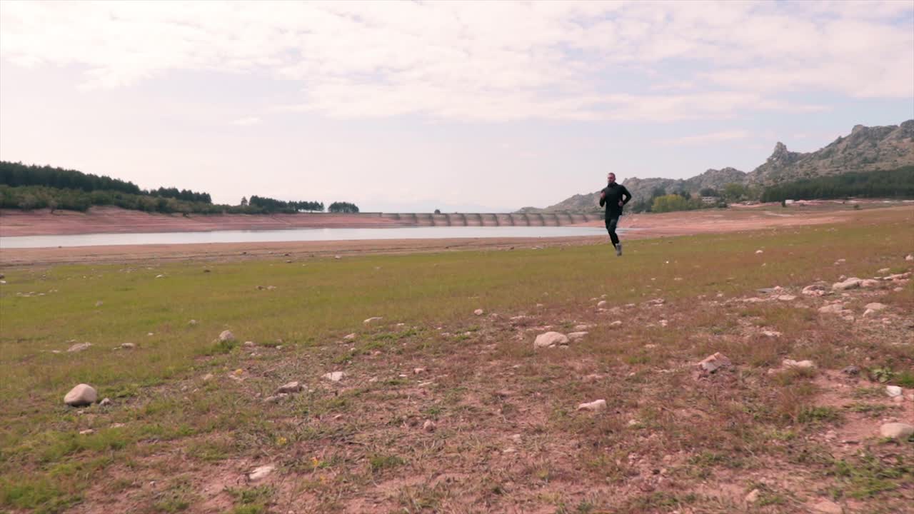 Uomo sportivo che corre all'aperto