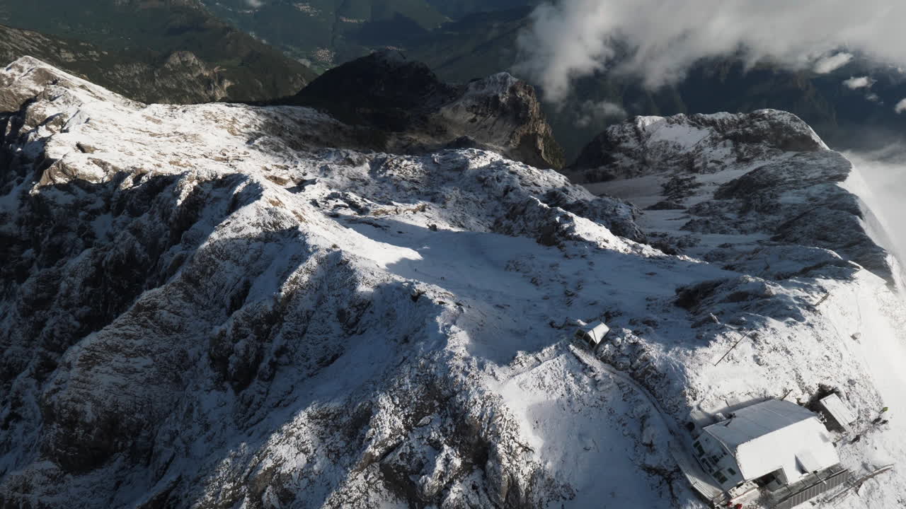 vista aérea de las montañas cubiertas de nieve