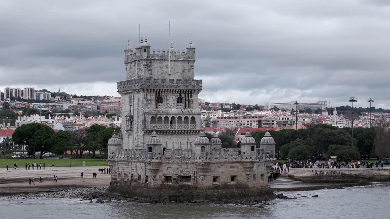 Riprese aeree di Lisbona: primo piano della Torre di Belém sull'estuario del fiume Tago sotto un cielo coperto.