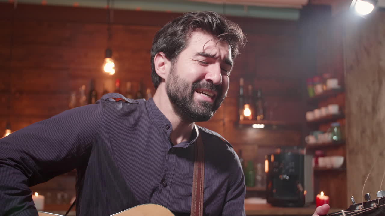 hombre tocando la guitarra acústica