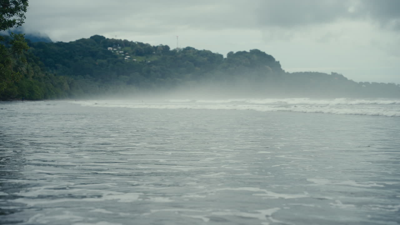 구름 인 해변 장면