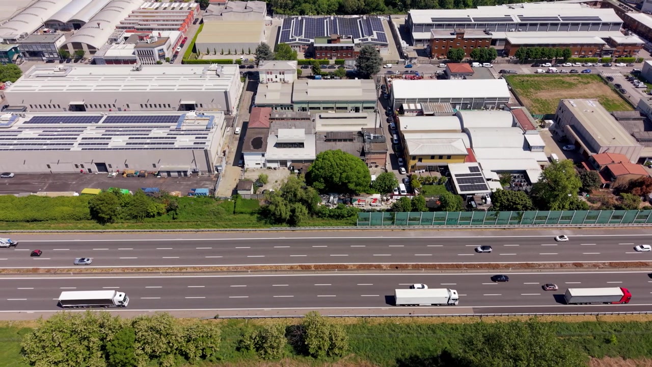 Droneutsikt over fabrikklandskap i et industriområde i Europa, Italia.