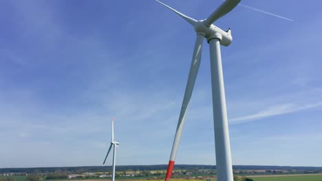 Generación-De-Energía-Libre-De-Emisiones-Con-Turbina-Eólica-En-El-Campo,-Video-De-Vista-De-Drones