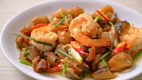 pepino de mar estofado salteado con gambas - estilo de comida asiática