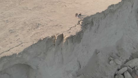 Antena-De-Personas-Paradas-En-La-Colina-Cerca-De-La-Playa-Jiwani-Baluchistán