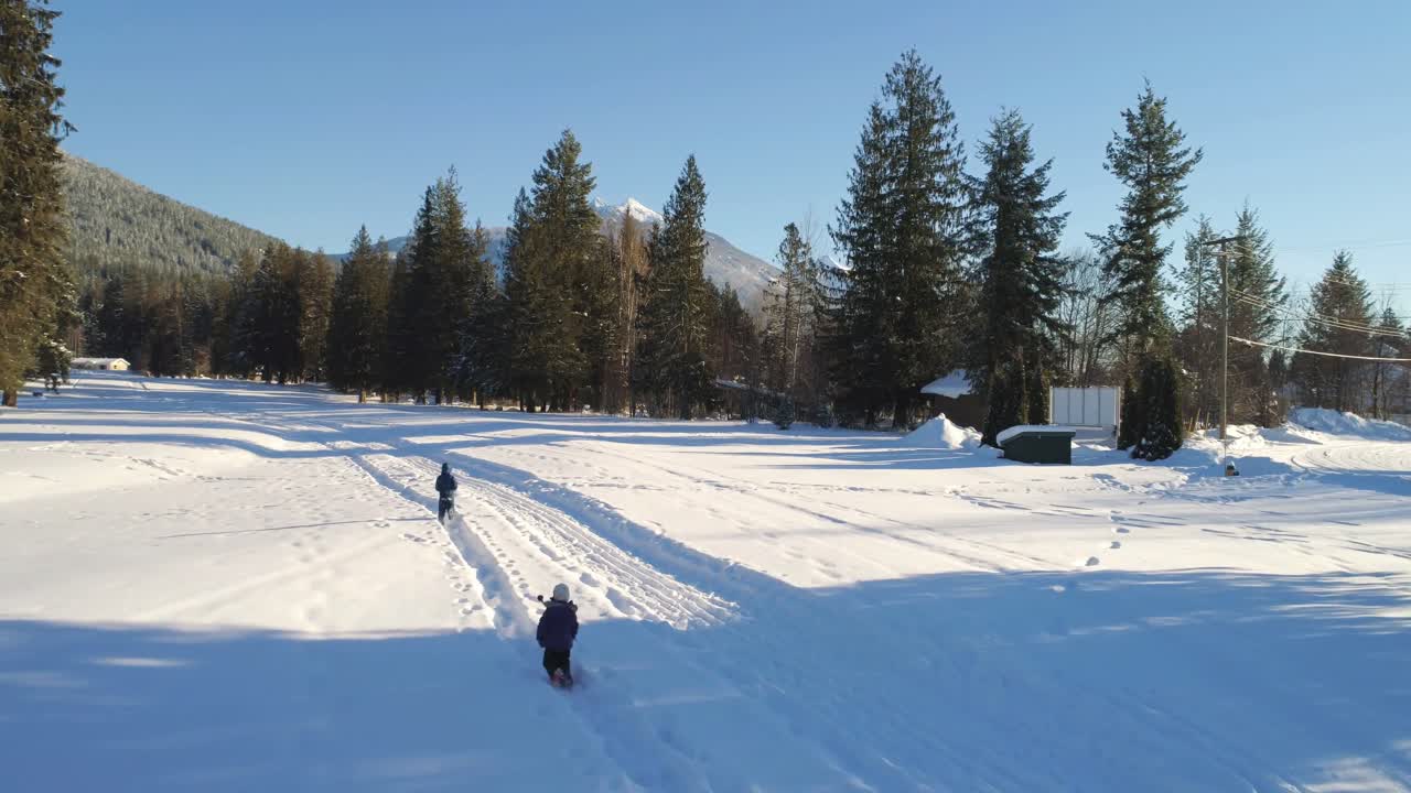 Bambini che giocano in un'area innevata 4k