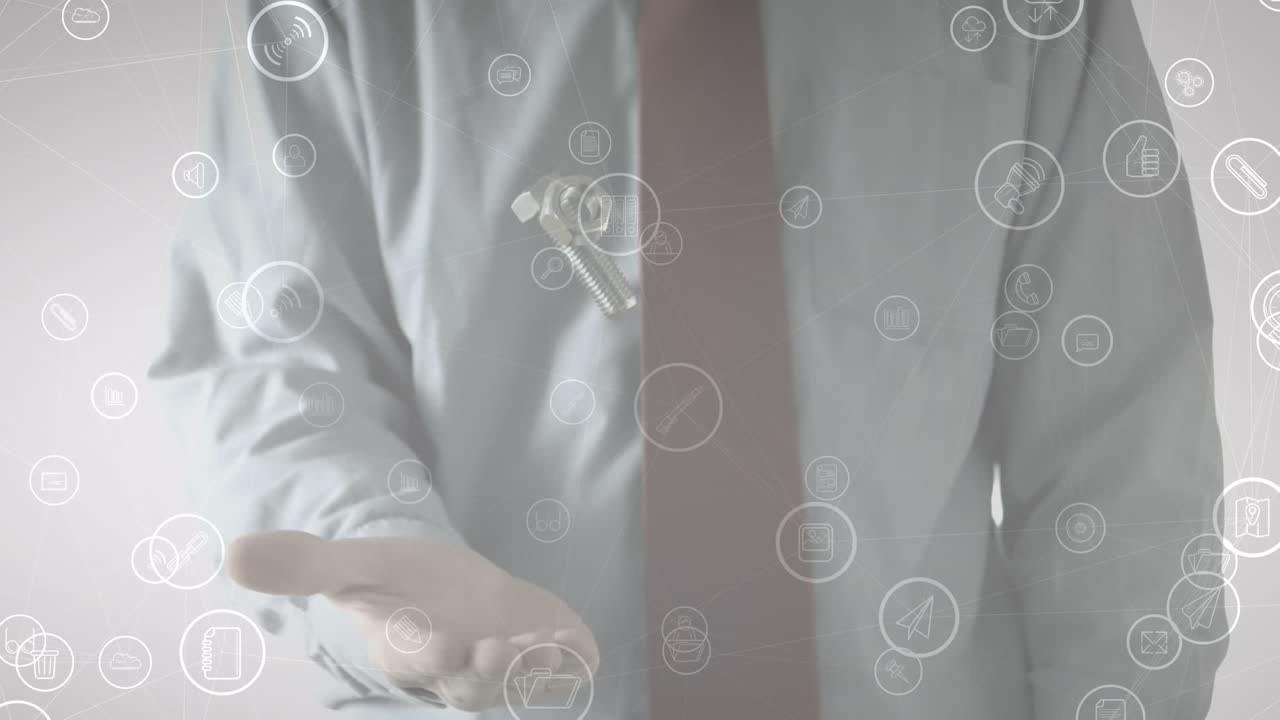 animación de iconos de los medios flotando sobre el hombre de negocios lanzando y atrapando tuercas y pernos