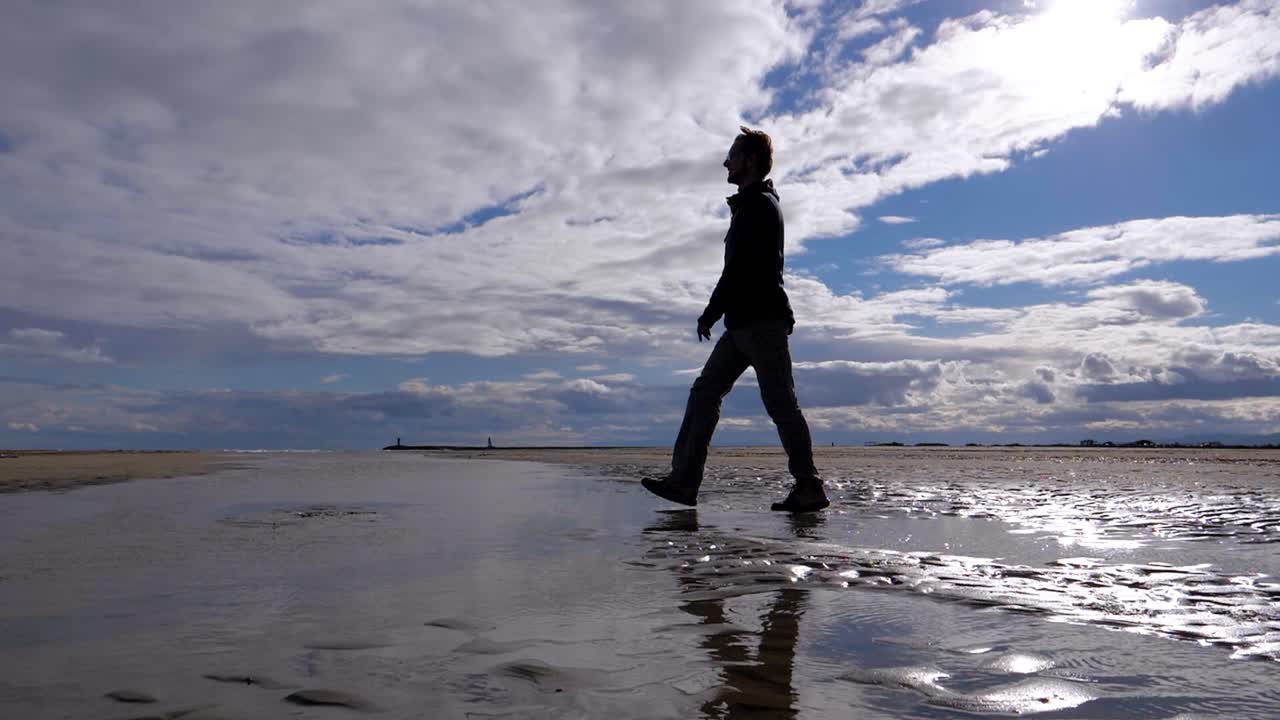 세테 소금 플래트 근처의 해변을 따라  ⁇ 고 있는 남자의 느린 동작  ⁇