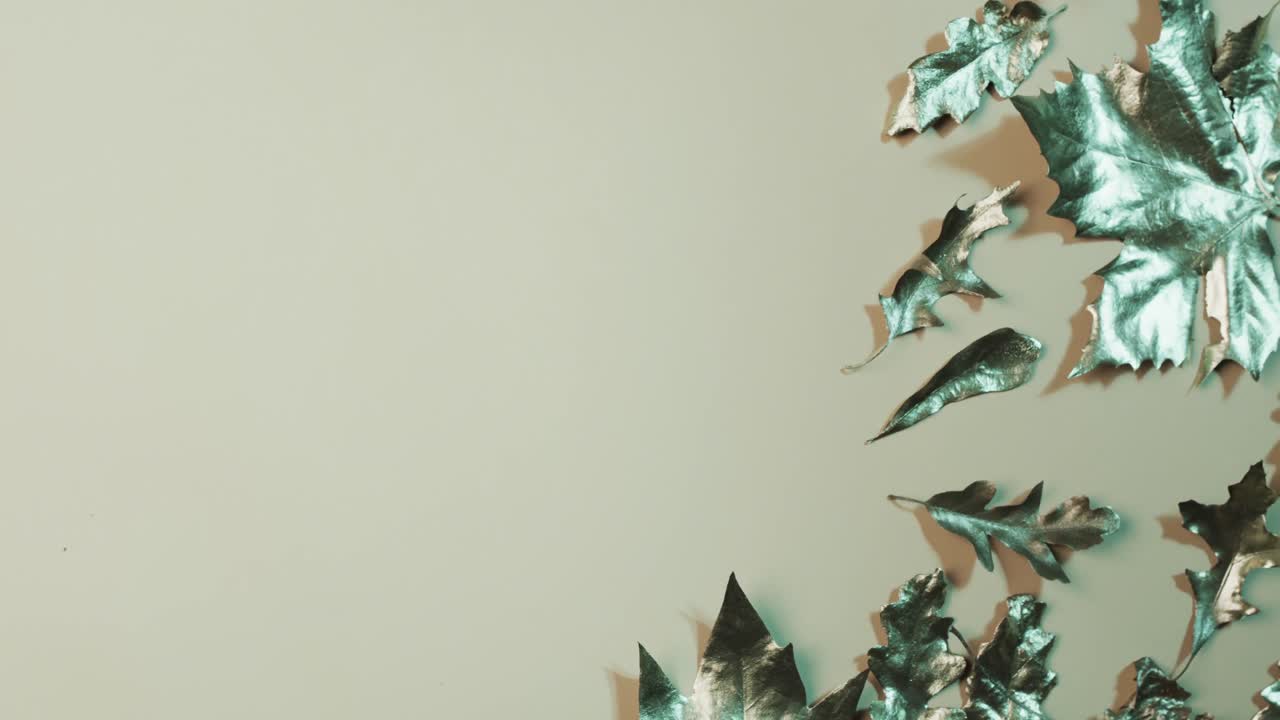 녹색 배경에 복사 공간과 함께 할로윈 가을 금속 잎의 비디오