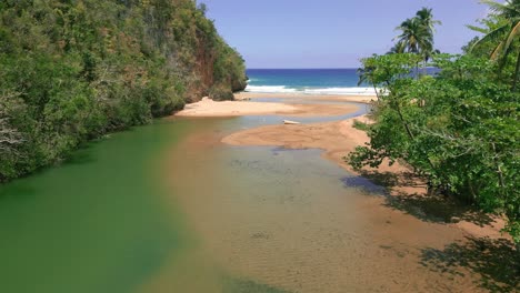 Laguna-Del-Río-San-Juan-Que-Desemboca-En-El-Océano,-Vista-De-Drones,-República-Dominicana