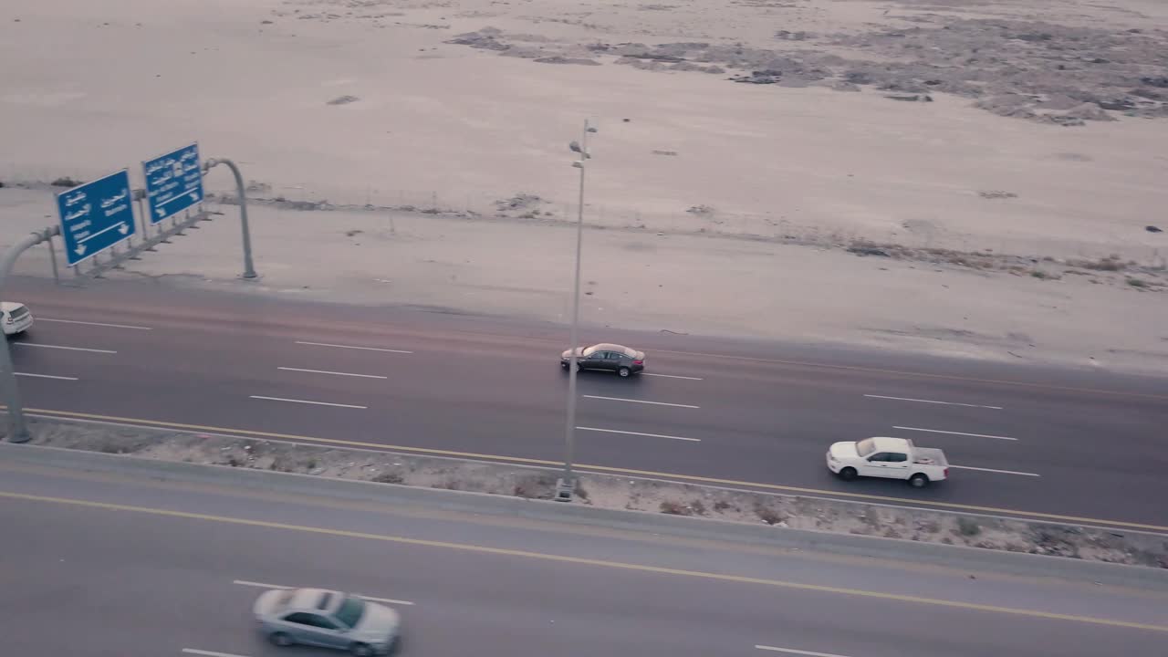 사막 고속도로 교통 공중 영상 – 고속도로 표지판