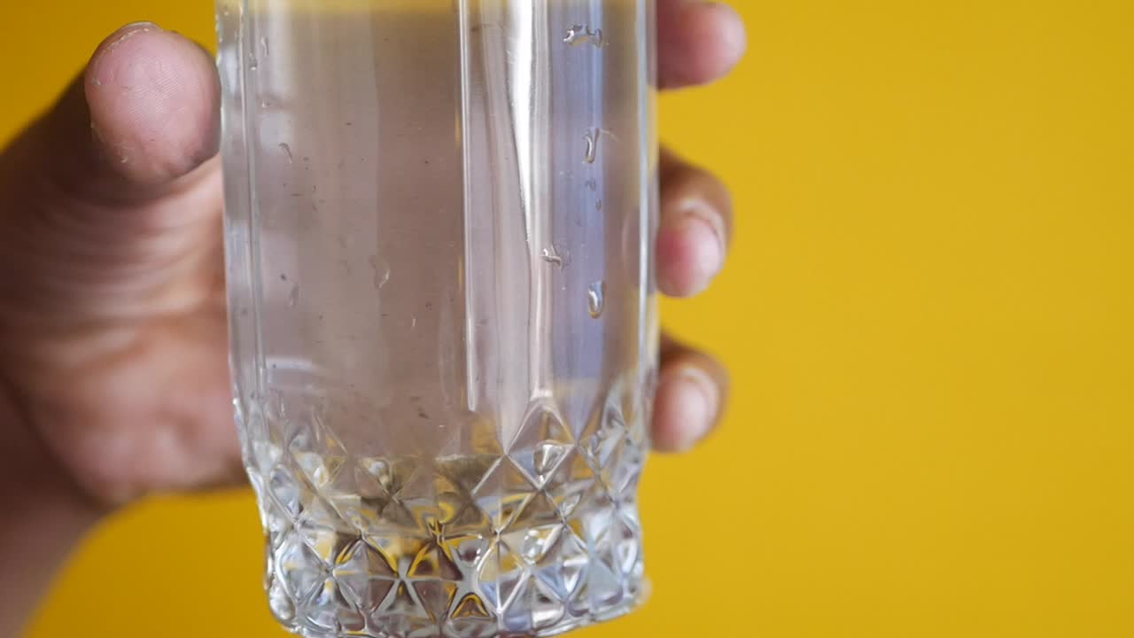 물 한 잔을 들고 손