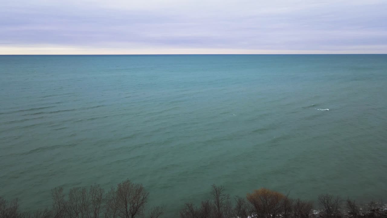 세인트 조의 절벽에서 호수 위로 솟아오르는