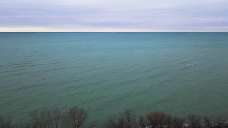 Elevándose-Hacia-Arriba-Sobre-El-Lago-En-Los-Acantilados-De-Saint-Joe