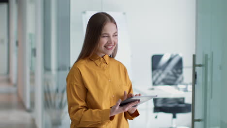mujer usando tableta en la oficina moderna
