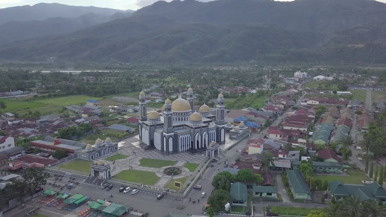 vista aérea de una mezquita con gran arquitectura ubicada en el sureste de la regencia de aceh