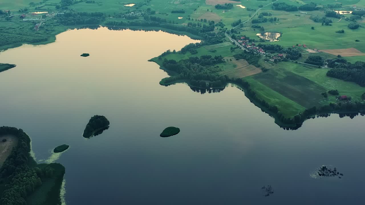 황혼에 호숫가 풍경의 공중 관점