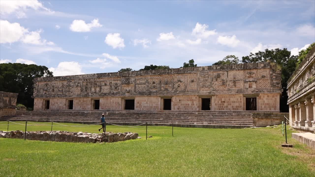 Turista che cammina tra le rovine dell'antica città di Uxmal