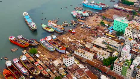 astillero en la orilla del río buriganga con paisaje de la ciudad en dhaka, bangladesh