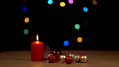 Kerze-Neben-Christbaumkugel-Mit-Bokeh-Hintergrund