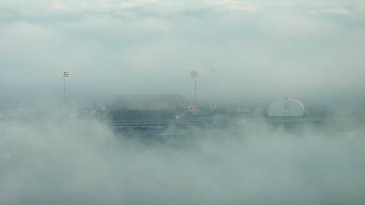 안개가 가득한 경기장
