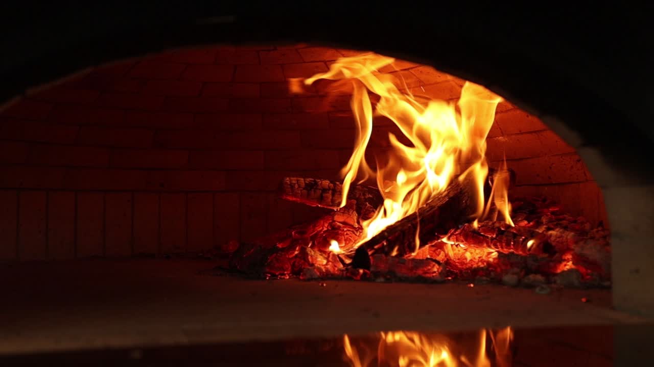불타는 불과 함께 목재로 연소 된 피자 오븐