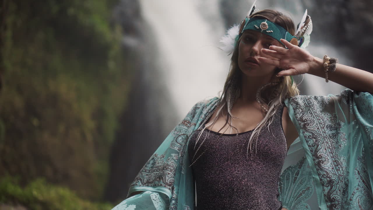 mujer en la naturaleza cerca de la cascada