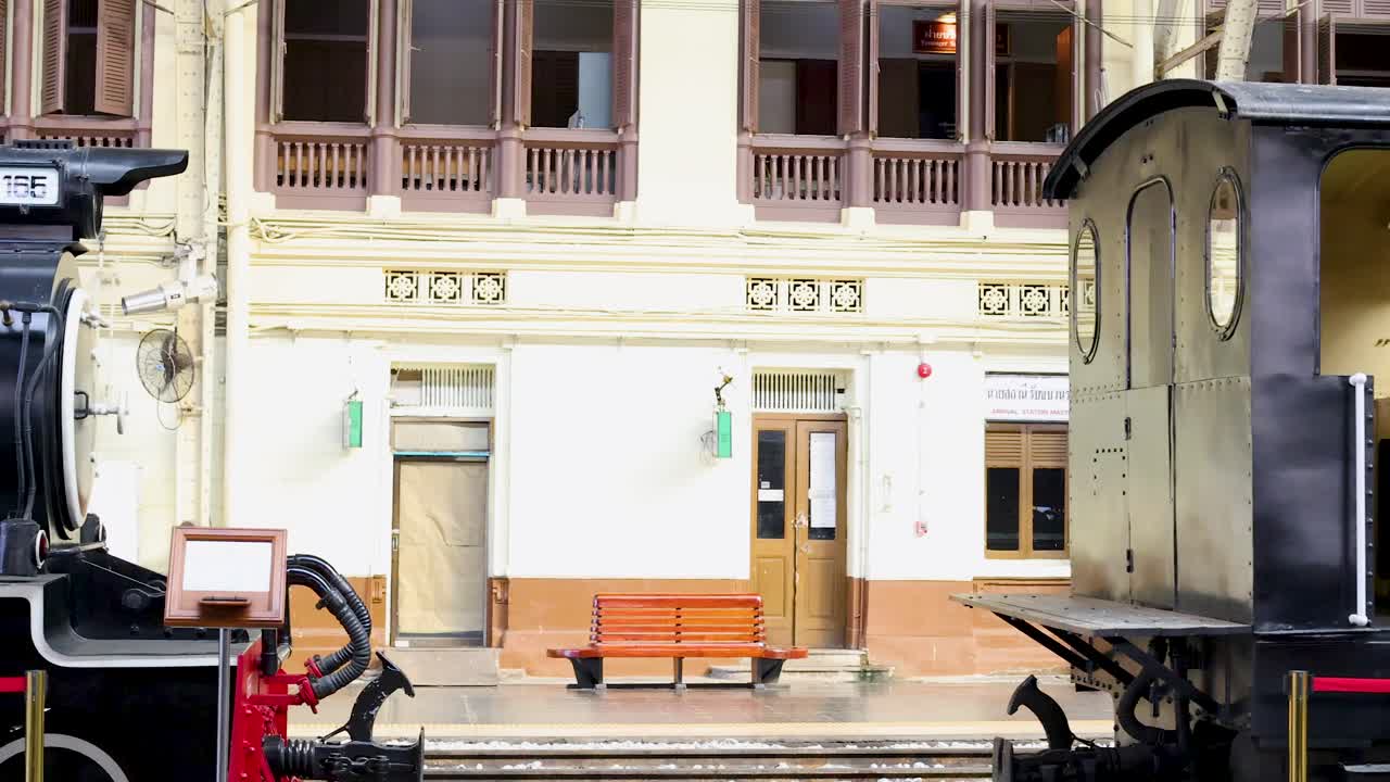 Fluido movimento laterale della telecamera che supera una locomotiva a vapore d'epoca restaurata presso la storica stazione ferroviaria di Bangkok