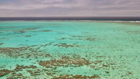 sobrevuelo bajo y rápido aguas azules poco profundas en arrecifes de coral en tonga