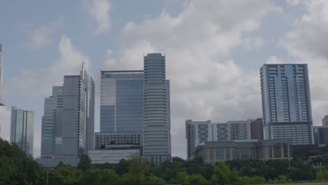 Schwenken-Sie-Von-Links-Nach-Rechts-Auf-Die-Skyline-Von-Austin,-Texas