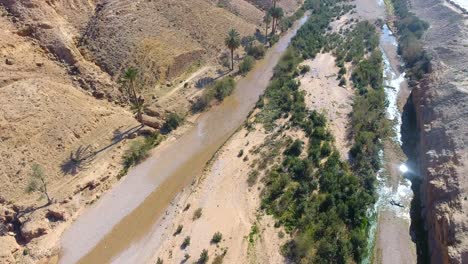 Drohnenaufnahme-Einer-Schlucht-Zwischen-Wüstenbergen-In-Bousaada,-Algerien