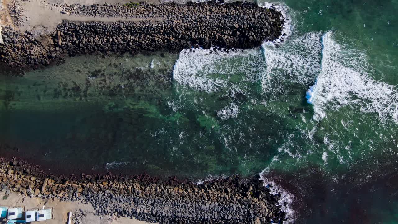 부두에 부서지는 파도의 느린 팬업