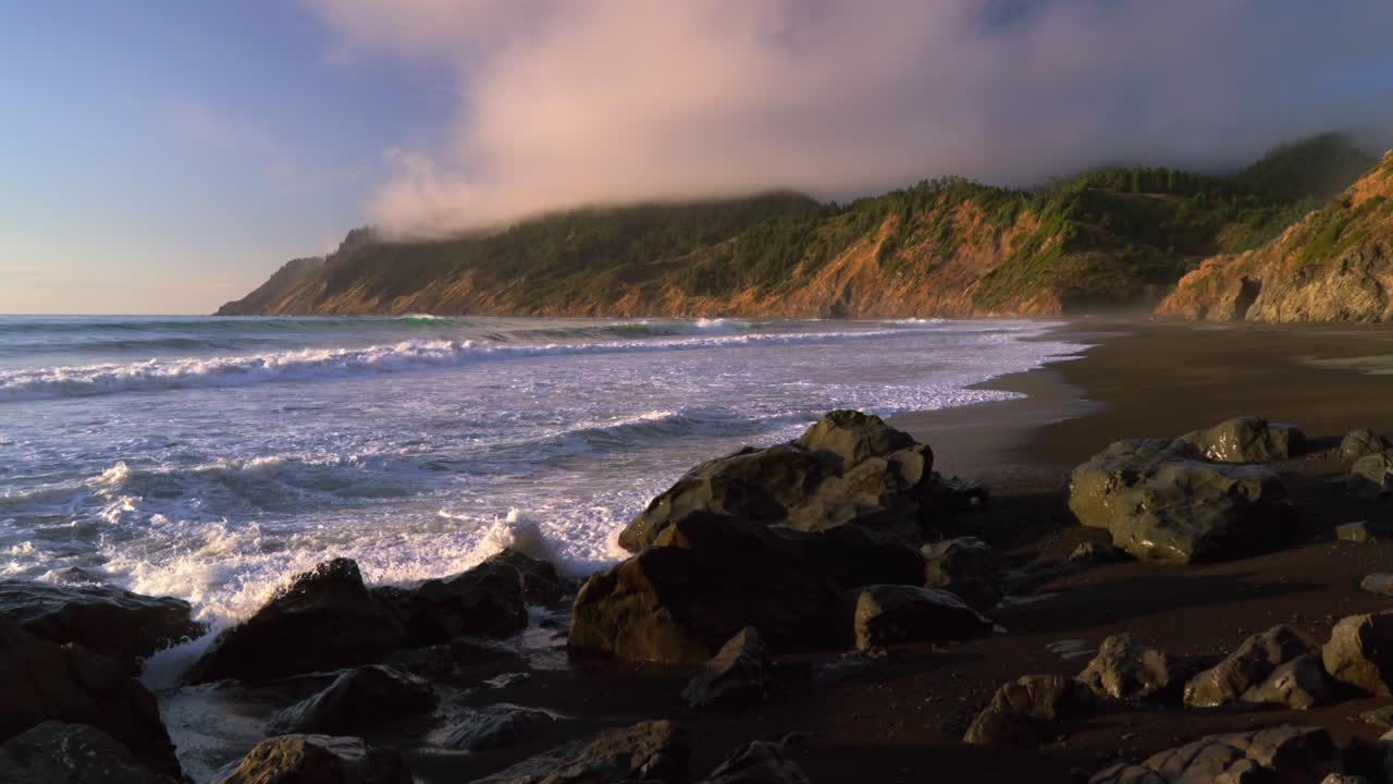 Campeggio USAL Beach, tramonto, onde dell'Oceano Pacifico che si infrangono sulle rocce, sabbia nera, Sentiero Lost Coast California, nebbia, scogliere, costa frastagliata, remota, incontaminata, natura selvaggia di Sinkhole, paesaggio naturale statico