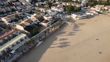 descripción general de la playa de praia da luz en la costa dorada del algarve