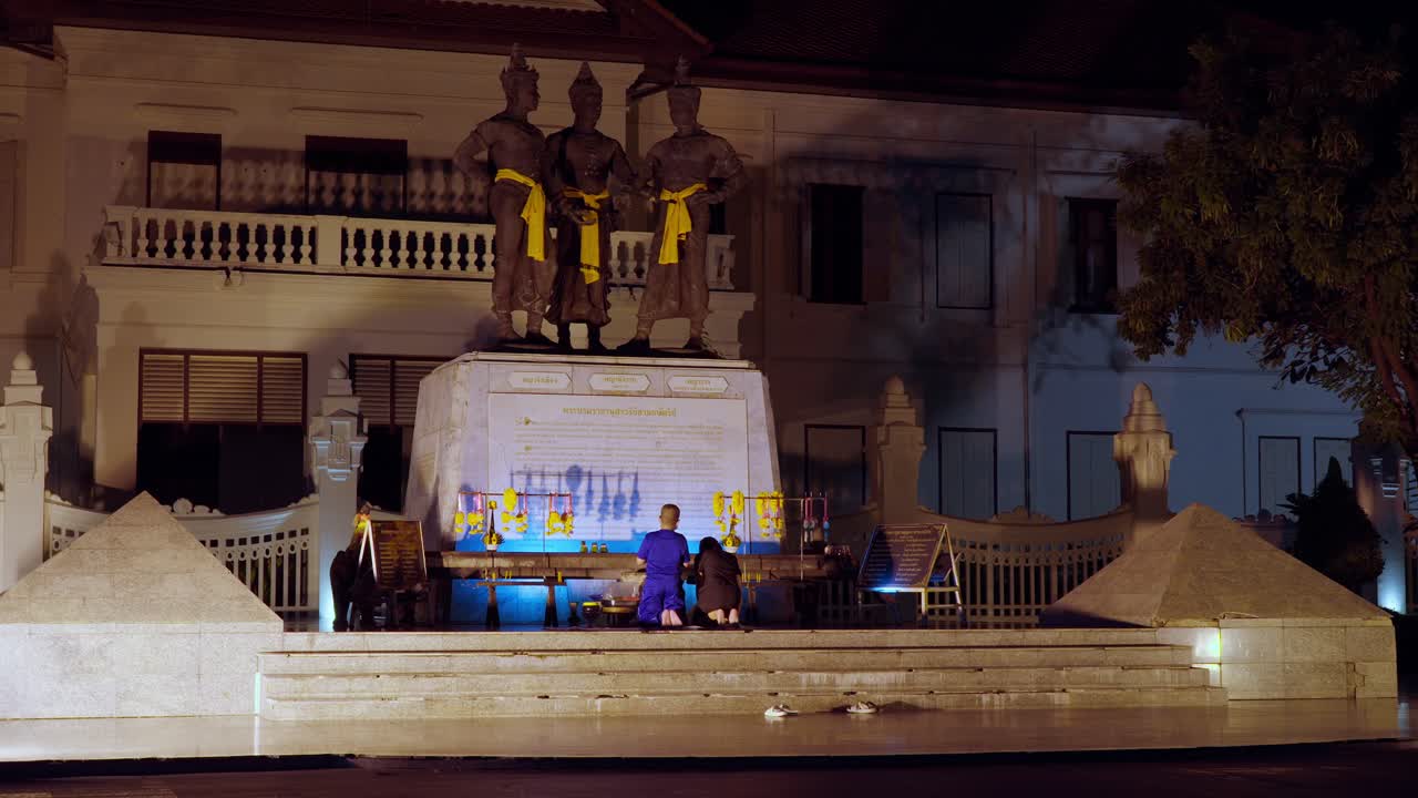 Three Kings Monument, worshippers, popular historical tourist location