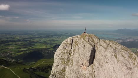 drone volando lejos de una cumbre en los alpes