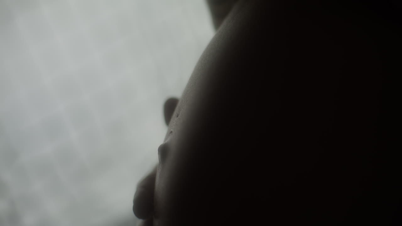 mujer embarazada se acaricia el vientre