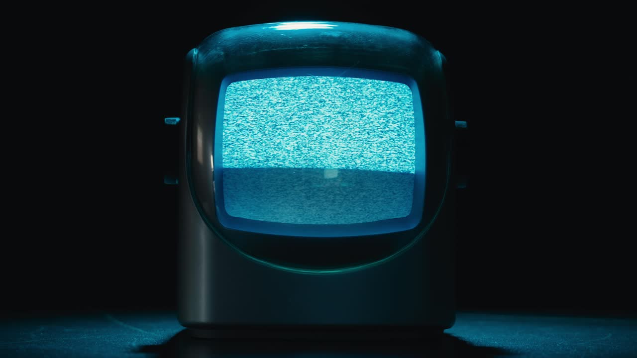 레트로 tv, 노스탈기적인 설정으로 빈티지 tv, 레트로 tv는 화면에 곡물을 표시합니다, 무서운 할로윈 밤 장치, 크로마 키 및 그린 스크린에 좋습니다.